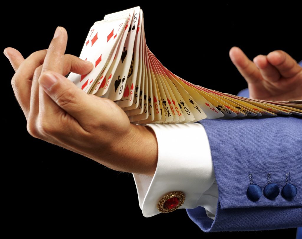 קוסם עם קלפים בידיים